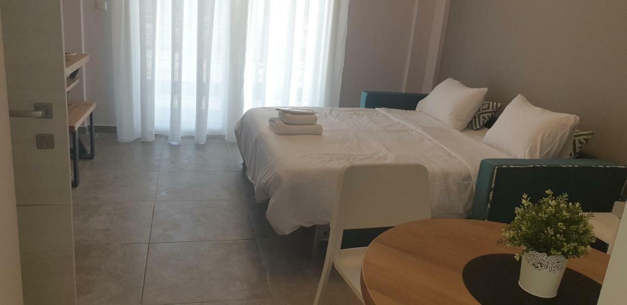 Isalos Suites Néa Péramos Bagian luar foto